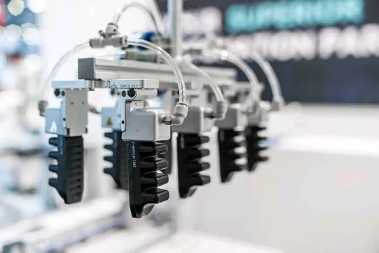 Pinça adaptativa pneumática flexível e macia de três dedos